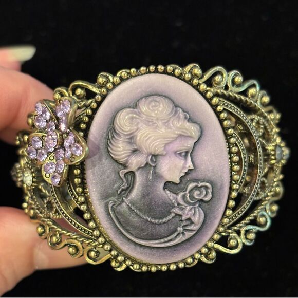 Vintage-Inspired Gold Tone  and Purple Resin Cameo Bracelet - Picture 1 of 6